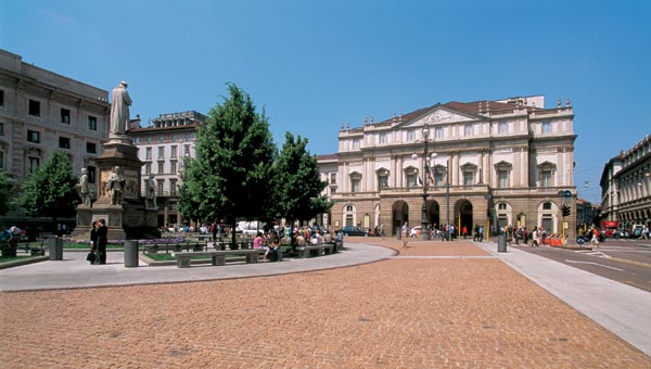 За классическим фасадом XVIII века скрывается здание века XXI: в ходе реконструкции  Марио Ботта дополнил ансамбль театра свои цилиндром и кубом