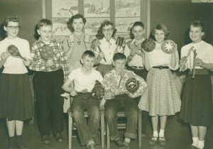 Боб Дилан в школьном музыкальном кружке (справа в нижнем ряду)