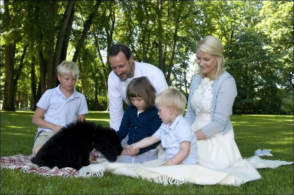 Норвежский наследный принц Хокон с супругой и детьми