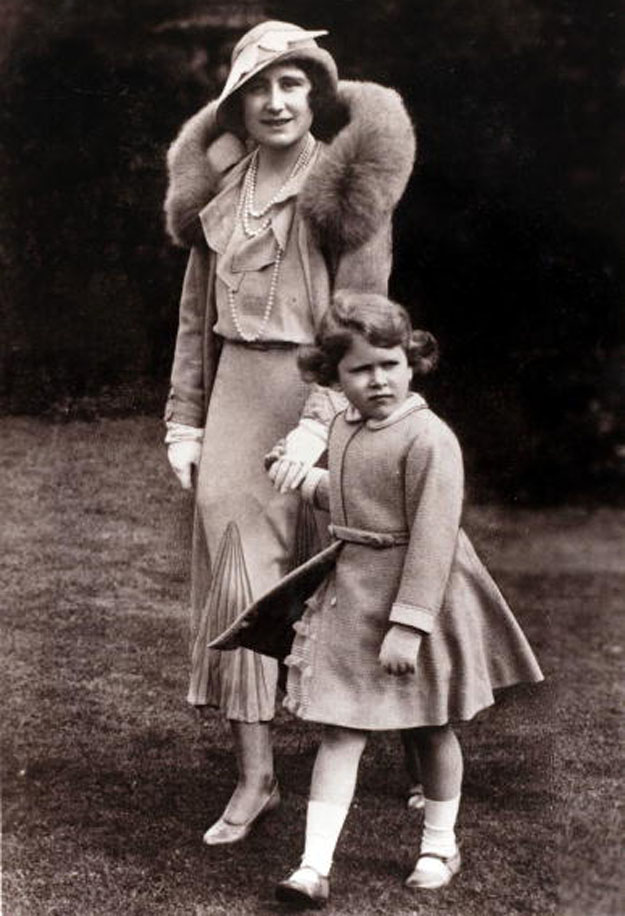 юная будущая королева Елизавета II гуляет со своей матерью герцогиней Йоркской
