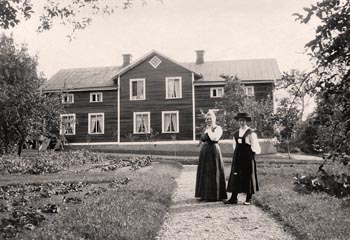 Mrbacka Selma Lagerlf och Ruth Brandberg i trdgrden p norra sidan huset.