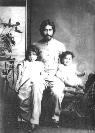 Рабиндранат Тагор с старшим сыном и дочкой.