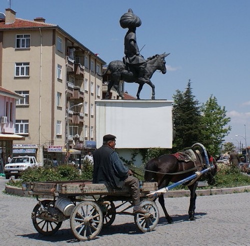 Памятник Ходже Насреддину в Акшехире (Турция), претендующем на место его рождения