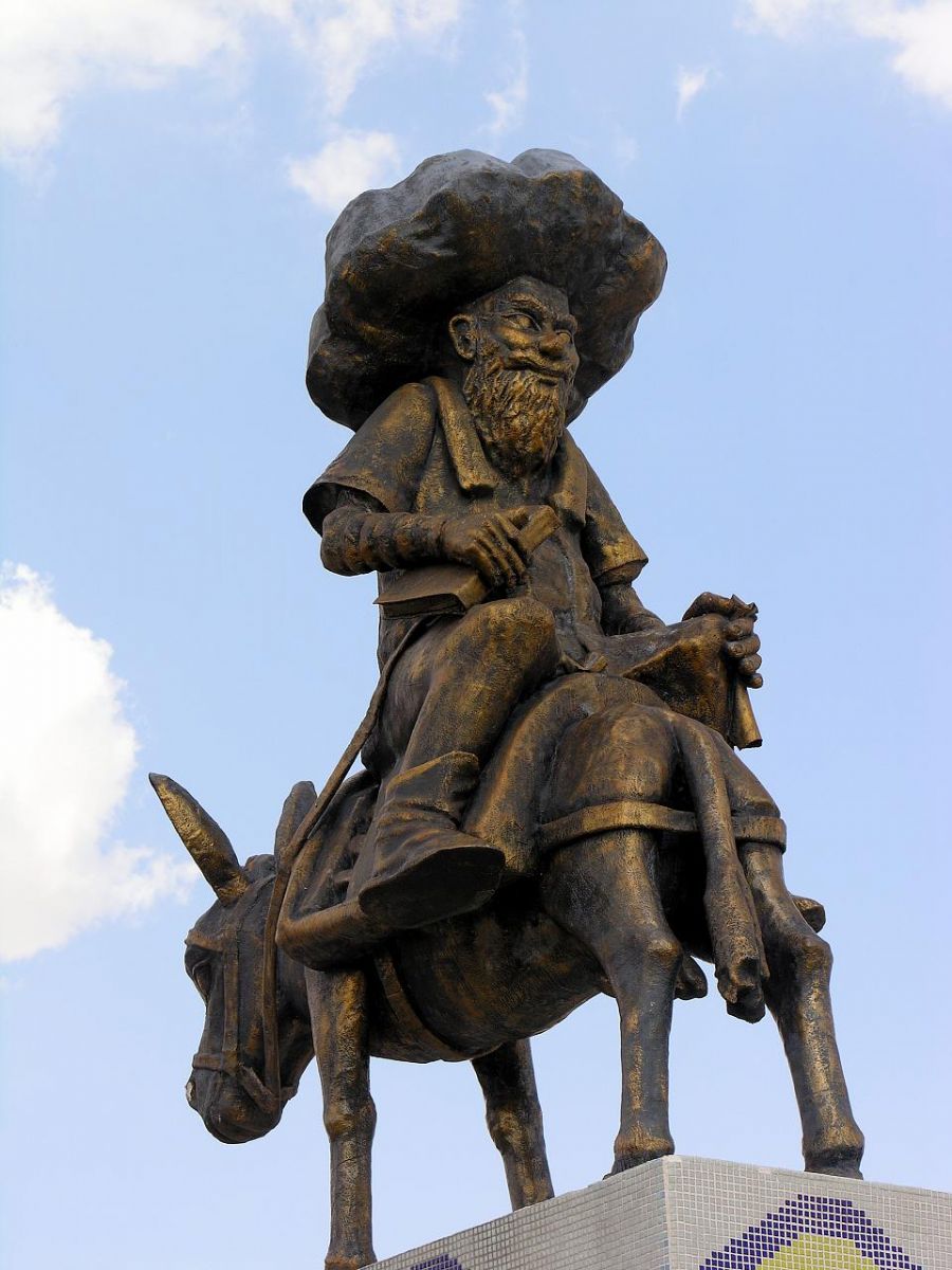 Памятник Ходже Насреддину в Енишехире - город и район в провинции Бурса (Турция)