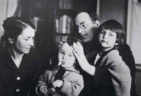 Борис Пильняк с женой М.А.Соколовой и детьми Наташей и Андреем.