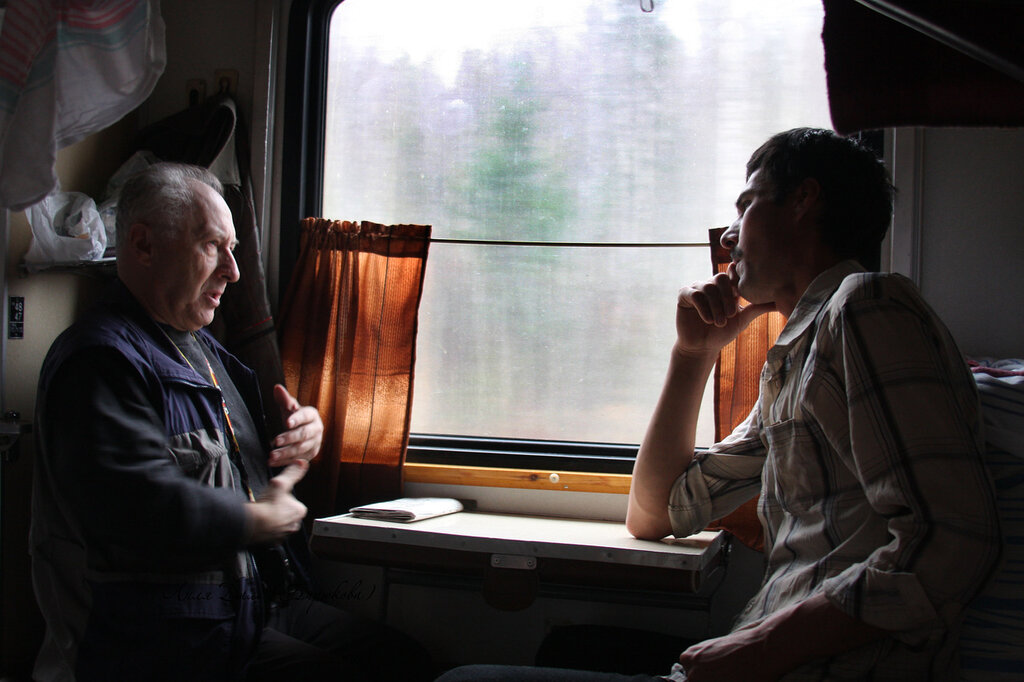 Сел в купе. «Разговор в купе поезда» (з. а. Одайник-Самойленко, 1950-е). Люди в вагоне поезда. Разговор в электричке. Разговор в поезде.