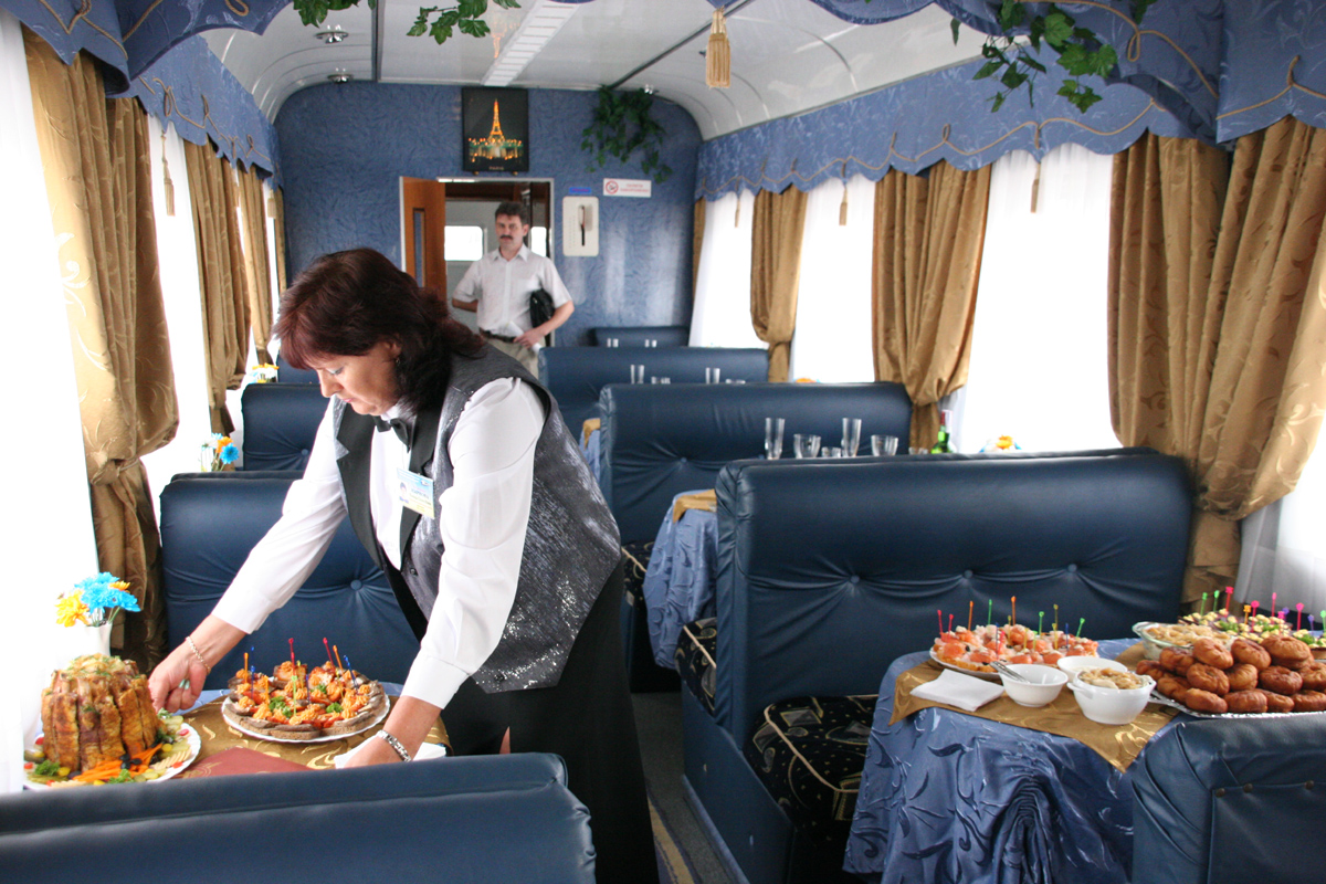 В вагоне ресторане поезда на ужин предлагается