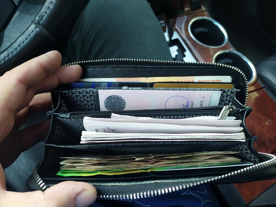 Найду ли я кошелек. Портмоне с деньгами. Бумажник с деньгами. Найден портмоне с деньгами. Нашёл кошелёк с деньгами.